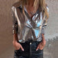 Dameshemd met glanzend metallic lederen knoopsluiting