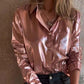 Dameshemd met glanzend metallic lederen knoopsluiting