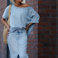 ✨ Conjunto para la oficina y el día a día – Blusa asimétrica con hombro descubierto + Falda larga de mezclilla con abertura + Bolso tejido | ¡Look completo con estilo y comodidad
