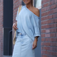 ✨ Conjunto para la oficina y el día a día – Blusa asimétrica con hombro descubierto + Falda larga de mezclilla con abertura + Bolso tejido | ¡Look completo con estilo y comodidad